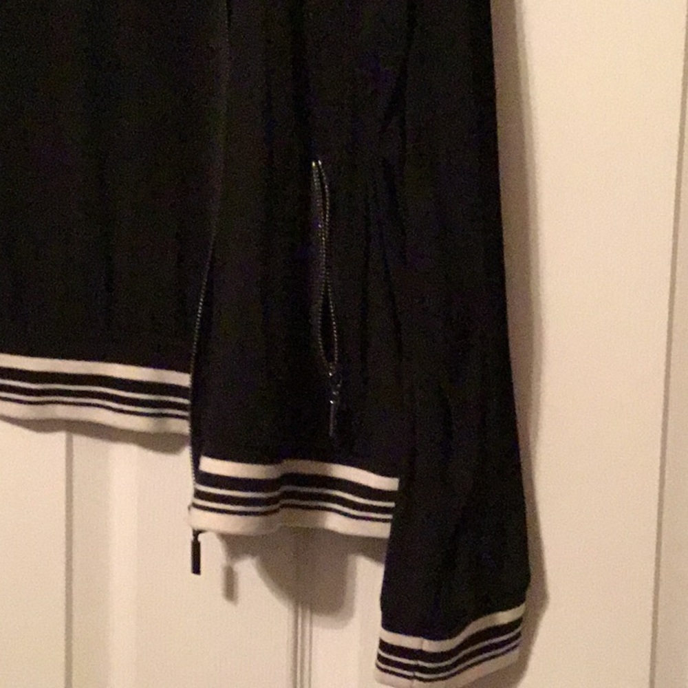 Like-new Light weight jacket - Picture 3 of 4